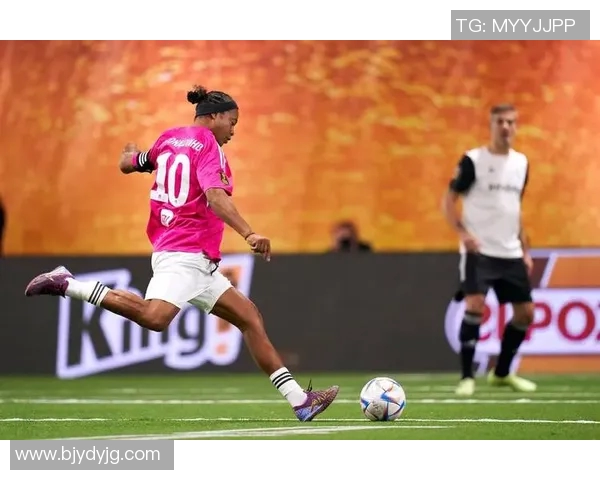 方便面头足球球星:从街头少年到绿茵场传奇的成长历程 方便面头足球球星:从街头少年到绿茵场传奇的成长历程